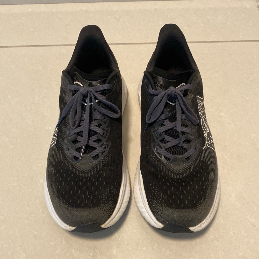 HOKA Mach 6 Mens 10.5 Black and White